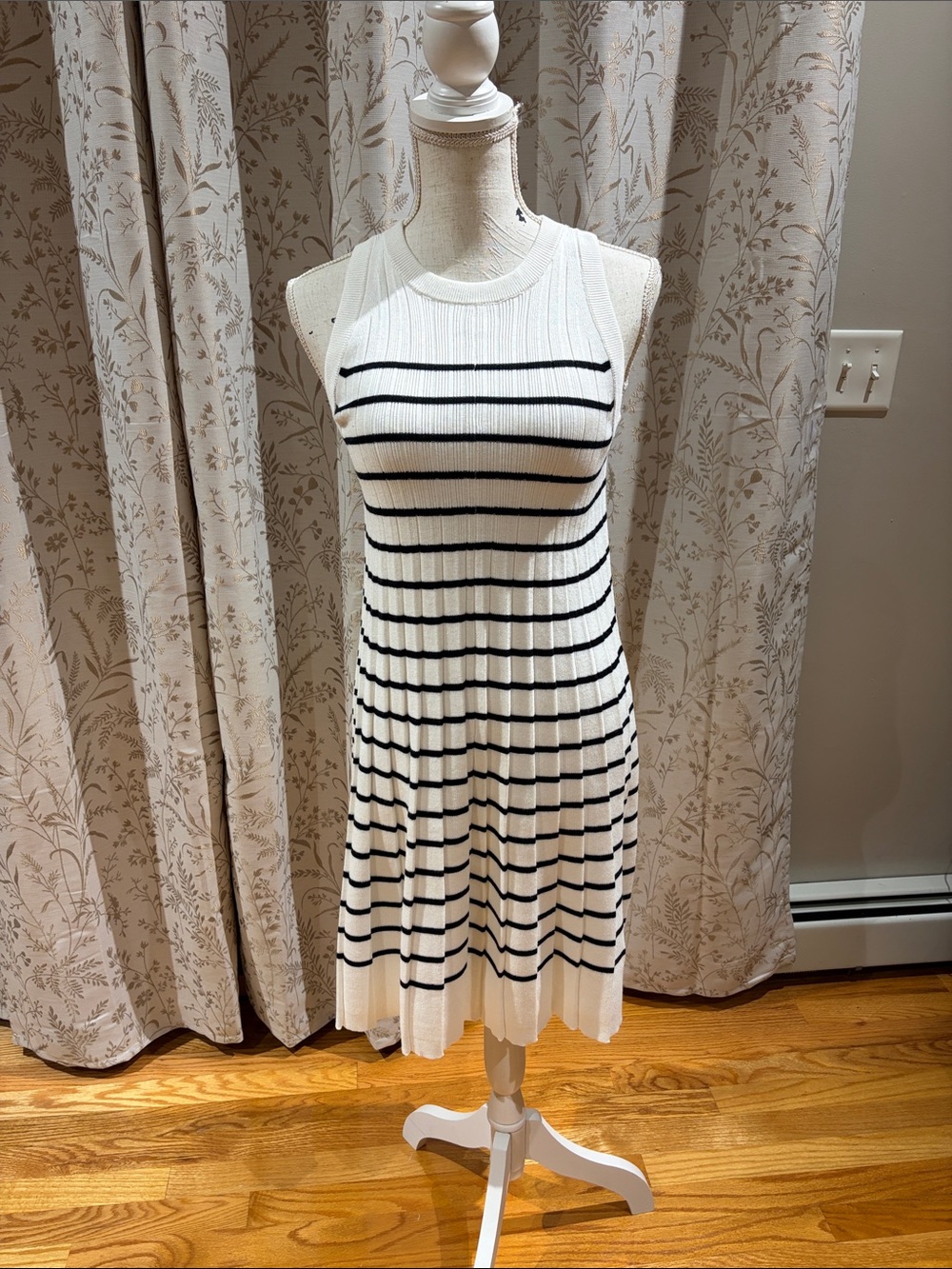 Sleeveless White Knit Striped pleated  A-Line Dress